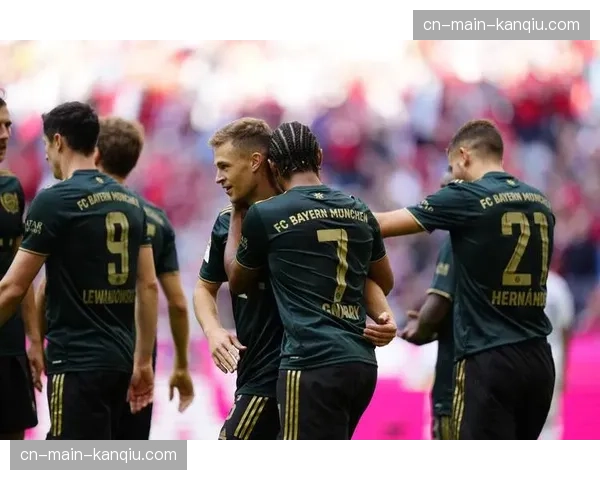 特写：柏林联老队长在主场最后一场比赛后绕场致谢球迷