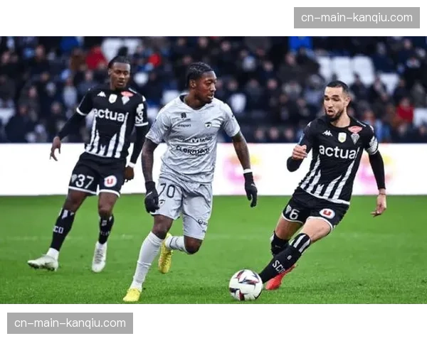 蒙彼利埃2-2战平克莱蒙，双方各有一名球员被罚出场